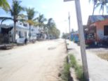 La rue centrale de Puerto Villamil, le seul village de l'île.
